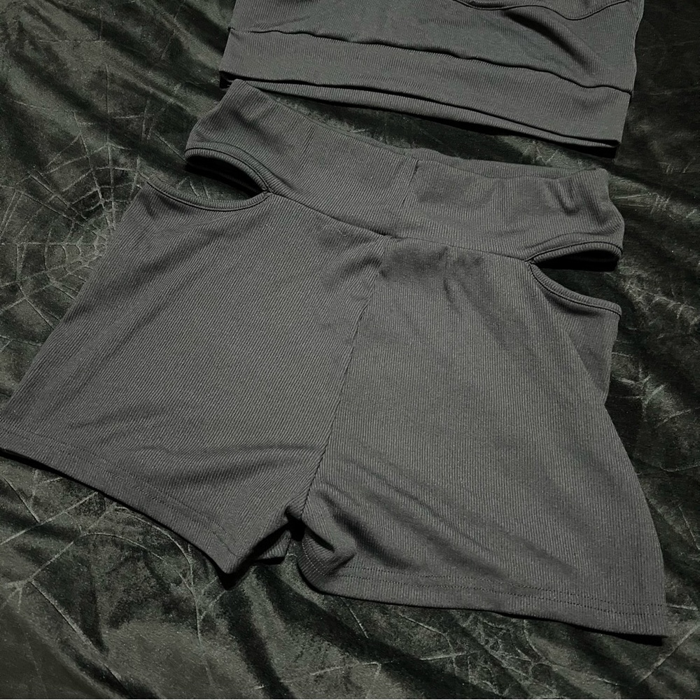 Colorblock Criss Cross Top & Cut Out Biker Shorts (Large) - Picture 3 of 10